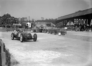 Brooklands International Trophy Gallery: Riley 1985 cc competing in the JCC International Trophy, Brooklands, 2 May 1936. Artist