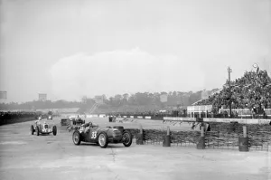 Brooklands International Trophy Gallery: Riley 1985 cc leading MG K3 Magnette, JCC International Trophy, Brooklands, 2 May 1936