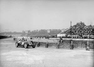 Brooklands International Trophy Gallery: Riley 1985 cc negotiating the chicane at the JCC International Trophy, Brooklands, 2 May 1936