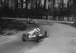 Castle Donington Gallery: Riley of Hector Dobbs leading the MG Q type of Kenneth Evans, Donington Park, Leicestershire, 1935