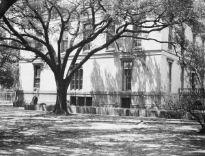 Italianate Prints: Robb House, New Orleans, between 1920 and 1926. Creator: Arnold Genthe