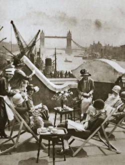 Lunchbreak Collection: Roof garden of the Langbourne Club for City women, Fishmonger Hall Street, London, c1920s(?)