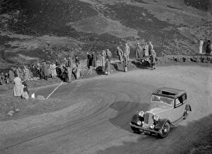 Devils Elbow Gallery: Rover 4-door saloon of WA Gilmour at the RSAC Scottish Rally, Devils Elbow, Glenshee, 1934