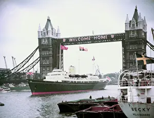 Engineering Prints: The Royal Yacht Britannia passing under Tower Bridge, London, 15 May 1954
