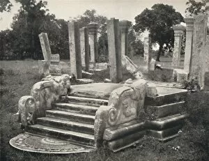 Ruinen einer Pfeilerhalle, davor Treppe mit Mondstein (s. Tafel 79), Anuradhapura, 1926