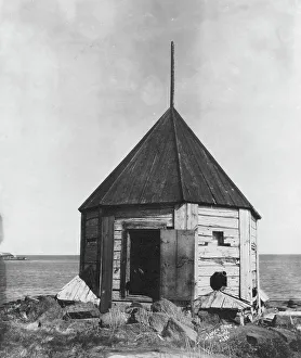 Lomen Brothers Company Prints: Russian block house, between c1900 and c1930. Creator: Lomen Brothers