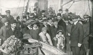 A Salonique; L'arrivee a Toulon des consuls arretes, de leurs familles et du... 1916 (1924) Creator: Unknown