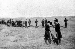 A Salonique; Miliciens cretois don't la tenue toute noire est curieuse, 1916. Creator: Unknown