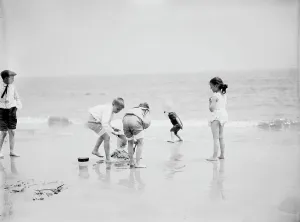 Holidaymakers Prints: Sand castles, between 1900 and 1905. Creator: Unknown