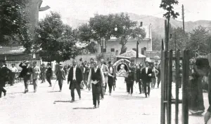 Francis Joseph I Prints: Sarajevo, D'autres manifestants promenent un portrait de Francois-Joseph