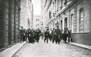 Terrorism Prints: Sarajevo, Des bandes tumultueuses de Croates parcourent les rues, 1914. Creator: Ossko