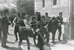 Killer Prints: Sarajevo, La drame accompli, la force publique et la foule se ruent ensemble sur l'assassin