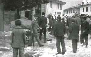 Terrorism Prints: Sarajevo, Les maisons et magasins serbes sont saccages, 1914. Creator: Walter Tausch