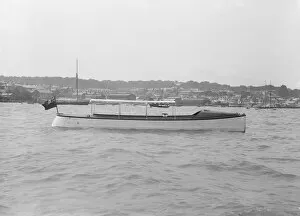 Saunders Gallery: Saunders motor launch at anchor, 1914. Creator: Kirk & Sons of Cowes