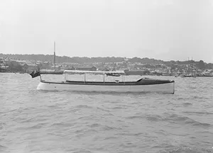 Saunders Gallery: Saunders motor launch at anchor, 1914. Creator: Kirk & Sons of Cowes