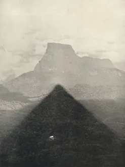 Georg Moller Prints: Schatten des Adamspik bei Sonnenaufgang, 1926