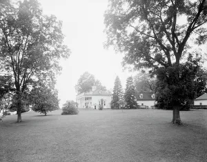 Plantation Prints: S.E. view of the mansion, Mt. Vernon, Va. between 1900 and 1915. Creator: Unknown