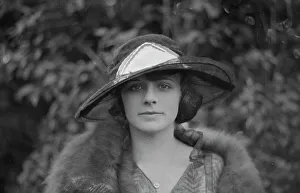 Portrait Photographs Prints: Sears, Marion, Miss, portrait photograph, 1921 Aug. 21. Creator: Arnold Genthe