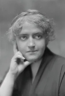 Screenwriter Prints: Sears, Zelda, Miss, portrait photograph, 1915 Feb. 7. Creator: Arnold Genthe