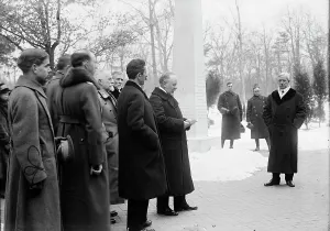Lansing Robert Prints: Serbian Mission To The U.S. at Mount Vernon