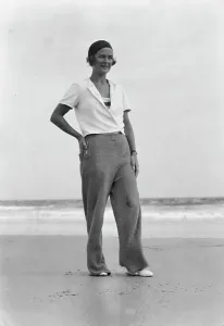 Portrait Photographs Prints: Sexton, Mrs. at the beach, 1932 July 10. Creator: Arnold Genthe