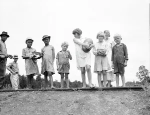 Sharecropper Prints: Sharecroppers families gathering needs for their 4th of July celebration