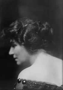 V Neck Prints: Shelton, Mrs. portrait photograph, 1913 July 17. Creator: Arnold Genthe