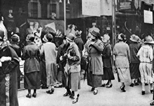 Shop Window Prints: Shoppers in Kensington High Street, London, 1926-1927
