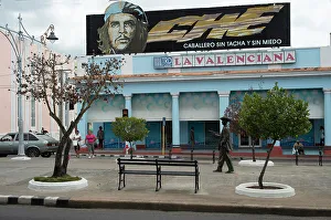 National Hero Prints: Sign advertising the bravery of Che Guevara overlooking the pedestrian area