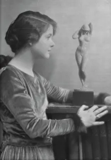 Bookcase Prints: Sinclair, Hester, Miss, portrait photograph, 1915 Mar. 16. Creator: Arnold Genthe