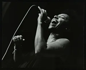 Singer Elaine Delmar performing at Berkhamsted Civic Centre, Hertfordshire, 1986