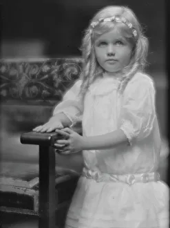 Slawson, L.H. Mrs. child of, portrait photograph, between 1911 and 1942. Creator: Arnold Genthe