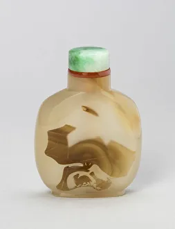 Bear Collection: Snuff Bottle with a Hawk and a Bear beneath a Tree, Qing dynasty (1644-1911), 1820-1880