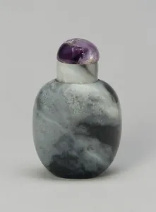 Snuff Bottle with Inclusions Suggestive of a Rain-Swept Landscape, Qing dynasty