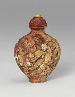 Assistant Collection: Snuff Bottle with Scholars and Assistants Opening a Scroll, Qing dynasty (1644-1911)