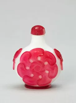 Glassworks Collection: Snuff Bottle with Seven-Petal Flower Heads, Qing dynasty (1644-1911), 1760-1830