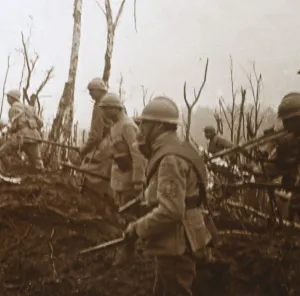 Advance Gallery: Soldiers advancing, c1914-c1918