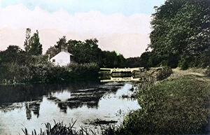 Army Club Cigarettes Gallery: Sonning Lock on the River Thames, Berkshire, 1926.Artist: Cavenders Ltd