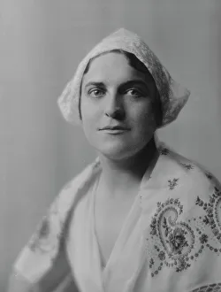 Spencer, Miss, portrait photograph, 1916. Creator: Arnold Genthe