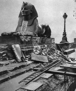 Images Dated 17th August 2007: Sphinx damaged by a German bomb dropped on the Embankment, 4th September 1917, (1935)