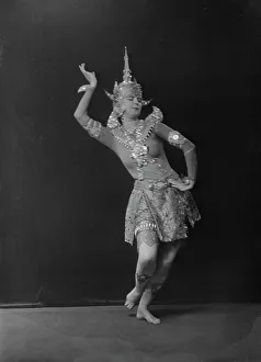 Poise Prints: St. Denis, Ruth, 1919 Feb. 11. Creator: Arnold Genthe