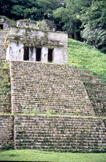 Images Dated 28th June 2013: Detail of the staircase and top wall of the pyramid of the Mayan ruins of Bonampak