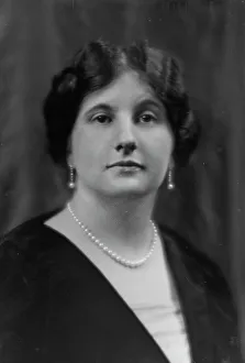 V Neck Prints: Stanton, Frank, Mrs. portrait photograph, 1913 Dec. 18. Creator: Arnold Genthe