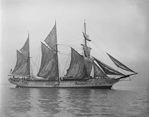 The steam yacht Wanderer (later named Vagus ) hoisting sails