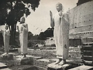 Steinstatuen vor der in Wiederherstellung befindlichen Ruwanwali-Dagoba, Anuradhapura, 1926