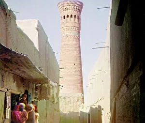 Mosque Collection: Street scene with vendors, minaret in background, between 1905 and 1915