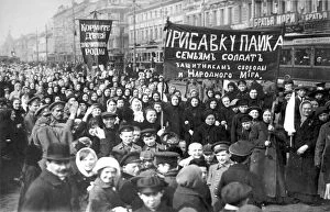 Images Dated 29th November 2008: Striking Putilov workers on the first day of the February Revolution, St Petersburg, Russia, 1917