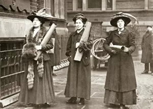 Campaigner Gallery: Suffragettes armed with materials to chain themselves to railings, 1909