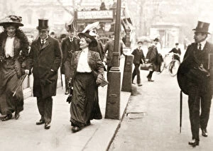 1st Viscount Grey Of Fallodon Collection: Suffragettes trying to speak to the Prime Minister, London, 1908