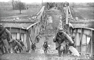 Sur la route de Saint-Quentin; Le passage par nos troupes d'un pont detruit par l'ennemi sur le can Creator: Unknown